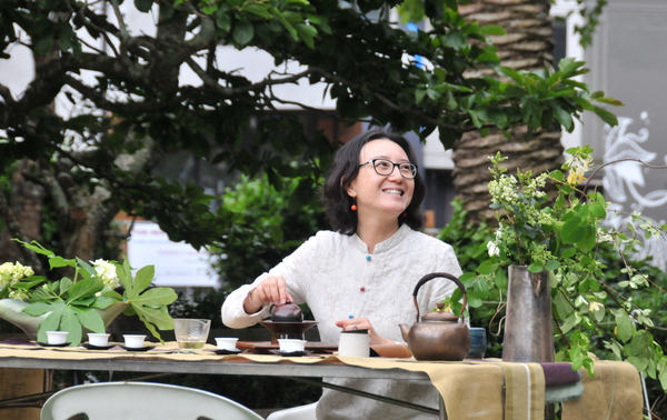 圖為黃荔紅在一次室外品茶活動(dòng)上泡茶。  新華社記者  宿亮  攝