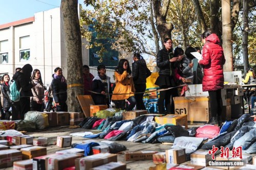 資料圖：2016年11月11日，濟南一高校物流配送站里快件擺滿地，女大學生們排長隊領(lǐng)取網(wǎng)購商品。<a target='_blank' href='http://www.chinanews.com/' _fcksavedurl='http://www.chinanews.com/'></table>中新社</a>記者 張勇 攝