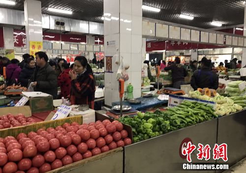 北京一家農(nóng)貿(mào)市場內(nèi)。<a target='_blank' href='http://www.chinanews.com/' >中新網(wǎng)</a> 種卿 攝