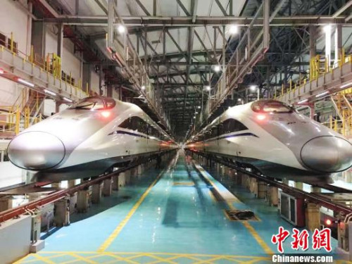 高鐵動車成為貴州人“大交通時代”出行的重要方式。　楊云 攝