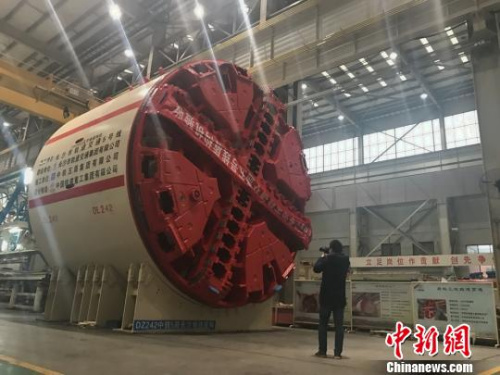 一位記者在鐵建重工的車間拍攝?！√菩∏?攝