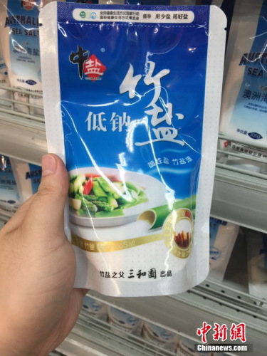 超市中在售的價位比較高的低鈉鹽。<a target='_blank' href='http://www.chinanews.com/' >中新網(wǎng)</a> 吳濤 攝