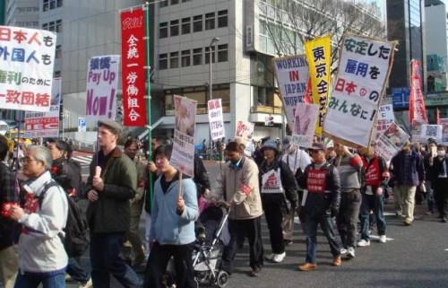 資料圖片：外國勞務(wù)者在東京集會(huì)，抗議歧視，要求基本權(quán)利。