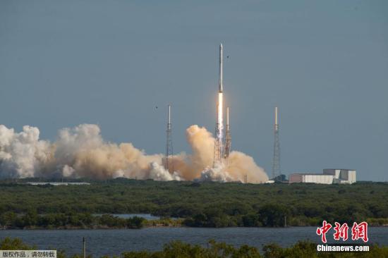 美國佛羅里達州，美國民營太空探索科技公司SpaceX的獵鷹9號運載火箭，載“飛龍?zhí)枴保―ragon）無人太空貨船，自卡納維爾角發(fā)射升空。