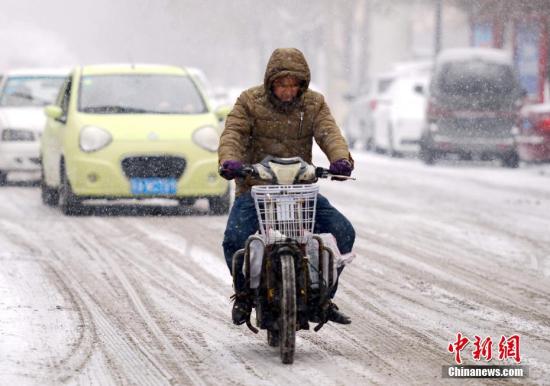 資料圖：2月19日，新一輪強降雪天氣再度“光臨”新疆烏魯木齊市。 <a target='_blank' href='http://www.chinanews.com/'>中新社</a>記者 劉新 攝