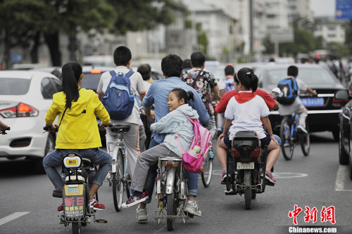 資料圖：2016年9月1日，北京中小學(xué)開學(xué)首日遇上早高峰，造成學(xué)校周邊道路擁堵。