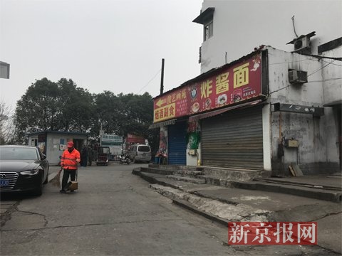 案發(fā)地點位于武昌火車站東廣場附近的城中村，地上的血跡被清理干凈了。 新京報記者 曹曉波攝