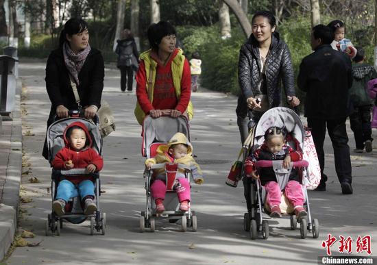 資料圖：2013年11月15日，河南鄭州幾位家長推著嬰兒車走過鄭州街頭。中共十八屆三中全會審議通過了《中共中央關于全面深化改革若干重大問題的決定》，《決定》提出，啟動實施一方是獨生子女的夫婦可生育兩個孩子的政策。<a target='_blank' href='http://www.chinanews.com/'>中新社</a>發(fā) 王中舉 攝