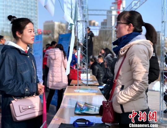 圖為一名女大學(xué)生拿著自己的簡歷與用工單位負(fù)責(zé)人面對面交流，咨詢應(yīng)聘崗位的詳細(xì)信息?！O睿 攝