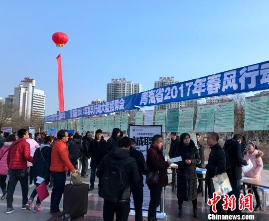 圖為當(dāng)日早晨，在招聘會應(yīng)聘臺，前來詢問的就業(yè)人員絡(luò)繹不絕?！O睿 攝