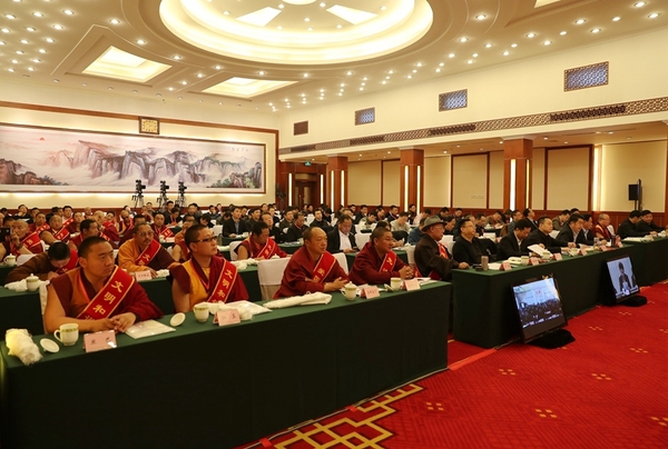 2月21日，全省藏傳佛教寺廟分類管理達(dá)標(biāo)升級暨第二批文明和諧寺廟表彰工作會議在蓉舉行。