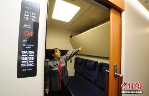 資料圖：為中國首列可以在高寒、風沙環(huán)境下運行的臥鋪動車組CRH5E“座臥轉(zhuǎn)換”功能的設(shè)計，使得動車組可以實現(xiàn)夜間臥車、白天座車兩種運營模式。<a target='_blank' href='http://www.chinanews.com/'>中新社</a>記者 張瑤 攝