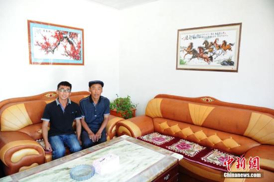 資料圖：甘肅省定西市安定區(qū)張家灣村農(nóng)民茍輝軍迎來不住危房的生活。楊艷敏 攝