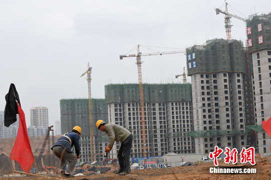 資料圖 民工在一建筑工地作業(yè)。<a target='_blank' href='http://www.chinanews.com/'>中新社</a>記者 武俊杰 攝