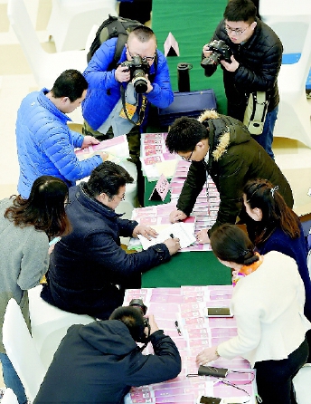 3月1日，來自河南的全國政協(xié)委員抵達北京，出席全國政協(xié)十二屆五次會議。