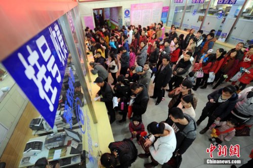 資料圖：排隊(duì)掛號(hào)的人群。 <a target='_blank' href='http://www.chinanews.com/' _fcksavedurl='http://www.chinanews.com/'></table>中新社</a>發(fā) 韋亮 攝