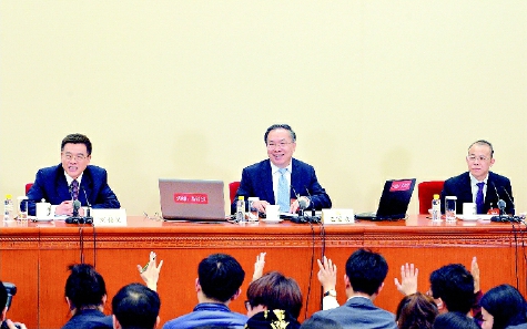 ▲3月2日，全國政協(xié)十二屆五次會議新聞發(fā)布會在北京人民大會堂舉行，大會新聞發(fā)言人王國慶介紹會議有關(guān)情況并回答中外記者提問。  本報記者  賈寧  攝