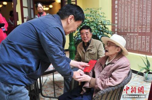 資料圖 工作人員向歸國(guó)華僑送上節(jié)日問候。 <a target='_blank' href='http://www.chinanews.com/'>中新社</a>記者 劉冉陽(yáng) 攝