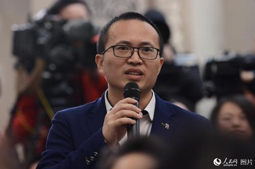 十二屆全國人大五次會(huì)議于3月4日上午11時(shí)在人民大會(huì)堂新聞發(fā)布廳舉行新聞發(fā)布會(huì)，由大會(huì)發(fā)言人傅瑩就大會(huì)議程和人大工作相關(guān)的問題回答中外記者的提問。圖為人民日?qǐng)?bào)記者提問。人民網(wǎng)記者 張啟川 攝