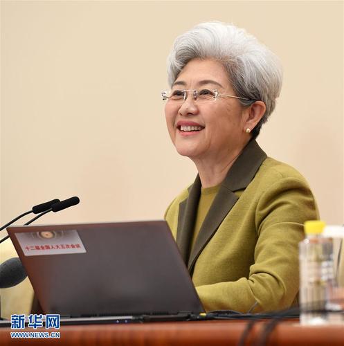 3月4日，十二屆全國(guó)人大五次會(huì)議在北京人民大會(huì)堂舉行新聞發(fā)布會(huì)。大會(huì)發(fā)言人傅瑩就大會(huì)議程和人大工作相關(guān)的問(wèn)題回答中外記者的提問(wèn)。新華社記者 張領(lǐng) 攝