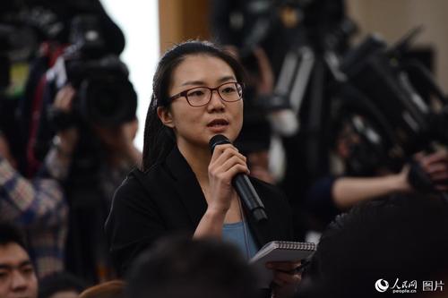 十二屆全國(guó)人大五次會(huì)議于3月4日上午11時(shí)在人民大會(huì)堂新聞發(fā)布廳舉行新聞發(fā)布會(huì)，由大會(huì)發(fā)言人傅瑩就大會(huì)議程和人大工作相關(guān)的問(wèn)題回答中外記者的提問(wèn)。圖為中國(guó)日?qǐng)?bào)記者提問(wèn)。人民網(wǎng)記者 張啟川 攝