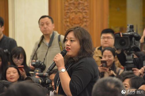 十二屆全國人大五次會議于3月4日上午11時在人民大會堂新聞發(fā)布廳舉行新聞發(fā)布會，由大會發(fā)言人傅瑩就大會議程和人大工作相關(guān)的問題回答中外記者的提問。圖為法制日報記者提問。人民網(wǎng)記者 李彤 攝
