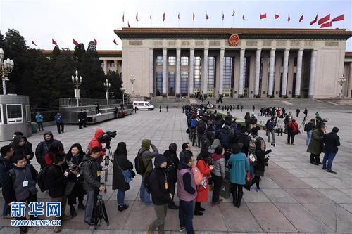 3月5日，第十二屆全國人民代表大會(huì)第五次會(huì)議在北京人民大會(huì)堂開幕。這是記者在人民大會(huì)堂外排隊(duì)等待進(jìn)入會(huì)場。 新華社記者燕雁攝