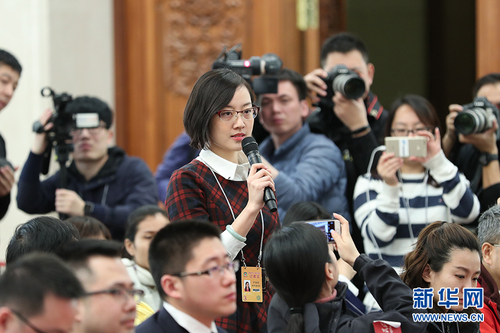 　3月6日，全國(guó)政協(xié)十二屆五次會(huì)議在北京人民大會(huì)堂新聞發(fā)布廳召開記者會(huì)，邀請(qǐng)5位全國(guó)政協(xié)委員就深入推進(jìn)“三去一降一補(bǔ)”、深入推進(jìn)農(nóng)業(yè)供給側(cè)結(jié)構(gòu)性改革、著力振興實(shí)體經(jīng)濟(jì)、防范金融風(fēng)險(xiǎn)、推進(jìn)“一帶一路”建設(shè)等回答記者提問。圖為新華社記者在會(huì)上提問。