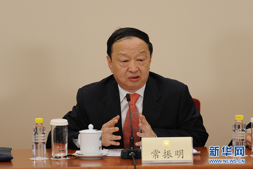 3月6日，全國(guó)政協(xié)十二屆五次會(huì)議在北京人民大會(huì)堂新聞發(fā)布廳召開(kāi)記者會(huì)，邀請(qǐng)5位全國(guó)政協(xié)委員就深入推進(jìn)“三去一降一補(bǔ)”、深入推進(jìn)農(nóng)業(yè)供給側(cè)結(jié)構(gòu)性改革、著力振興實(shí)體經(jīng)濟(jì)、防范金融風(fēng)險(xiǎn)、推進(jìn)“一帶一路”建設(shè)等回答記者提問(wèn)。圖為全國(guó)政協(xié)委員常振明回答記者提問(wèn)。