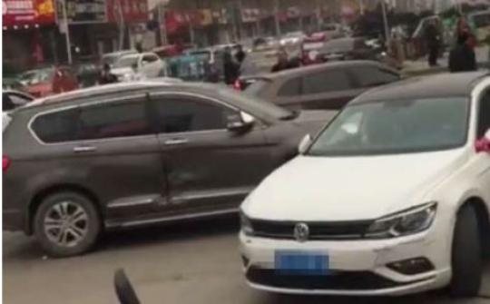 一對(duì)男女因感情糾紛慪氣街頭開(kāi)起“碰碰車”