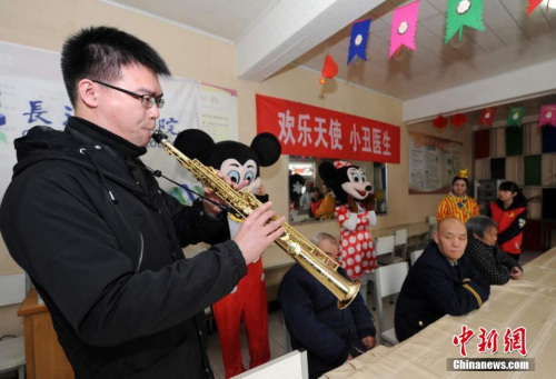 3月5日，山西長治醫(yī)學(xué)院組織大學(xué)生志愿者及“小丑醫(yī)生”走進(jìn)當(dāng)?shù)爻菂^(qū)南山田園養(yǎng)老院。范麗芳 攝