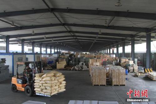 11月10日，沈陽，繁忙的沈陽鐵路局零散貨物快運(yùn)貨場。今年“雙十一”期間，11月11日至11月20日，沈陽鐵路局推出“電商黃金周”貨運(yùn)服務(wù)新舉措，全力打造高鐵快運(yùn)、快速貨物班列、零散貨物快運(yùn)等產(chǎn)品，全面服務(wù)電商物流。其表明，鐵路方面也開始加入“雙十一”網(wǎng)購狂潮的“運(yùn)輸大戰(zhàn)”。<a target='_blank' href='http://www.chinanews.com/'>中新社</a>記者 沈殿成 攝