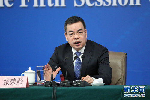 圖為全國人大常委會法工委副主任張榮順回答記者提問。