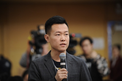 光明日報記者提問。