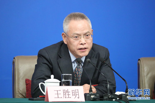 圖為王勝明回答記者提問。新華網(wǎng)中國政府網(wǎng) 孫韜 攝
