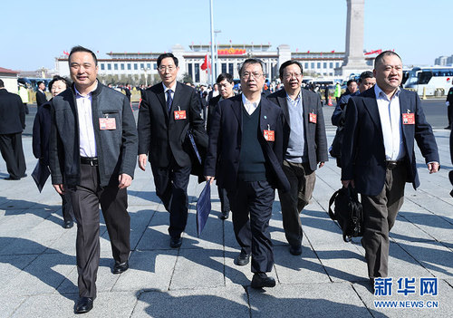 3月10日，全國政協(xié)十二屆五次會議在北京人民大會堂舉行第三次全體會議。這是委員們走向會場。新華網(wǎng) 翟子赫 攝2