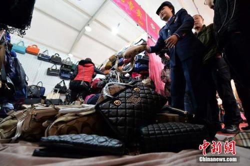 資料圖 工商人員查出涉嫌出售假名牌包的攤位，將假貨沒收。 徐曉帆 攝 圖片來源：CFP視覺中國