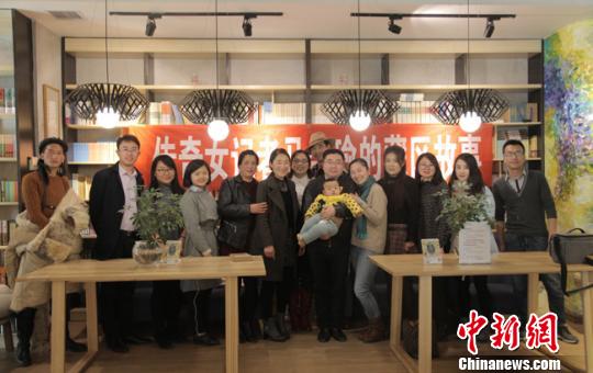 3月8日，馬金瑜和丈夫扎西、從青海藏區(qū)來的草原藏族女工們，在蘭州書店與讀者分享她們的草原故事?！⒅姨?攝