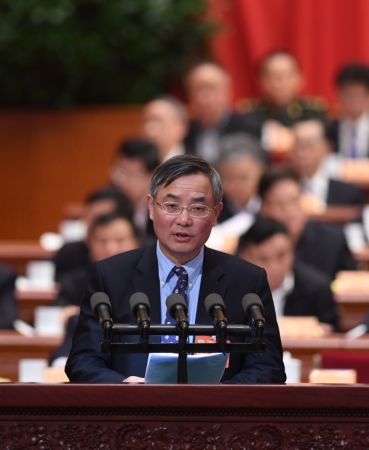 這是蔡達峰委員代表民進中央作《提高政務(wù)誠信 引導社會預(yù)期》的發(fā)言。新華社記者張鐸攝