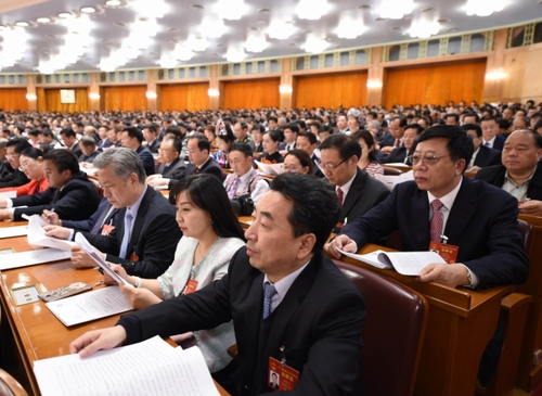 3月12日，十二屆全國(guó)人大五次會(huì)議在北京人民大會(huì)堂舉行第三次全體會(huì)議。這是代表們認(rèn)真聽(tīng)會(huì)。新華社記者 楊宗友攝。