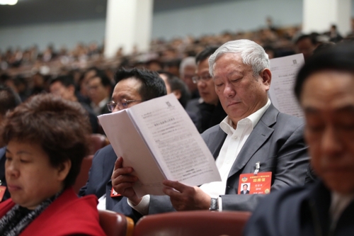 3月12日，十二屆全國(guó)人大五次會(huì)議在北京人民大會(huì)堂舉行第三次全體會(huì)議。這是全國(guó)政協(xié)委員列席會(huì)議。新華社記者 金立旺攝。