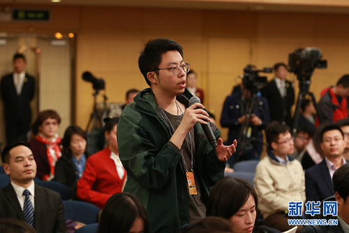圖為北京青年報記者提問。