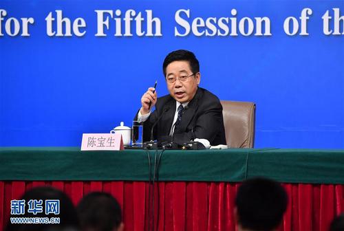 3月12日，十二屆全國人大五次會議新聞中心舉行記者會，邀請教育部部長陳寶生就“教育改革發(fā)展”的相關(guān)問題回答中外記者的提問。這是陳寶生回答記者提問新華社記者 李鑫 攝