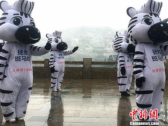圖為伴隨著歡快的音樂(lè)，多名志愿者化身的“斑馬衛(wèi)士”做著“交通手勢(shì)操”。　史靜靜 攝