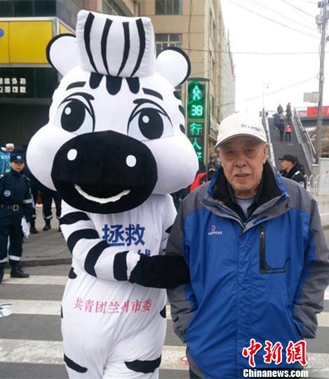 “斑馬衛(wèi)士”在十字路過搖晃著胖胖的身軀，攙扶老人過斑馬線?！＄娦?攝