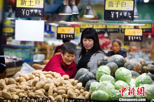 山西太原，民眾在超市選購蔬菜?！堅?攝