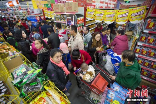 資料圖：11月11日，山西太原某超市正在進(jìn)行每年一度的“雙十一”打折促銷活動(dòng)，大量民眾前來(lái)購(gòu)買生活用品，場(chǎng)面十分火爆。張?jiān)?攝