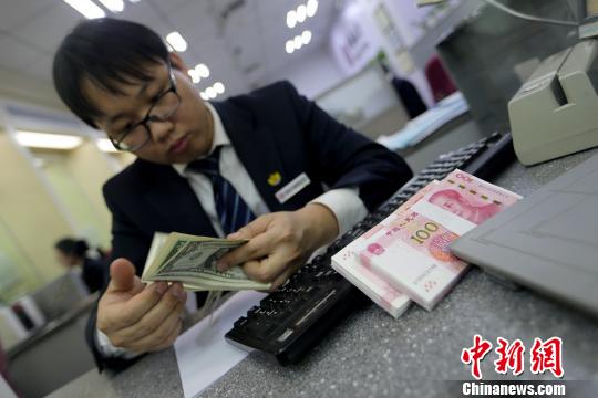 山西太原，銀行工作人員正在清點(diǎn)貨幣?！?jiān)啤z