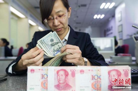 3月7日，中國人民銀行公布數(shù)據(jù)顯示，中國2月外匯儲(chǔ)備30051.24億美元，前值29982.04億美元，結(jié)束連續(xù)7個(gè)月下滑，環(huán)比增加69.2億美元。另外，2月末黃金儲(chǔ)備報(bào)5924萬盎司，與上個(gè)月持平。張?jiān)?攝
