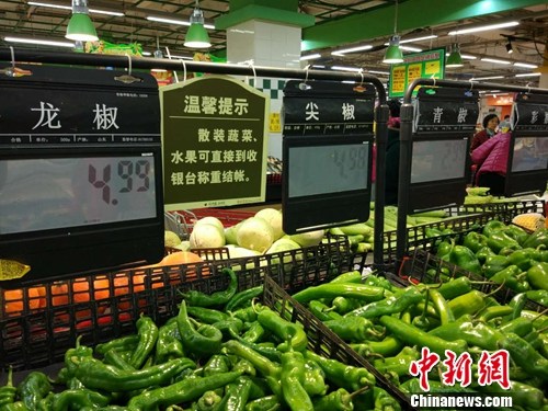 資料圖：市民在超市選購蔬菜。<a target='_blank' href='http://www.chinanews.com/' >中新網(wǎng)</a>記者 李金磊 攝